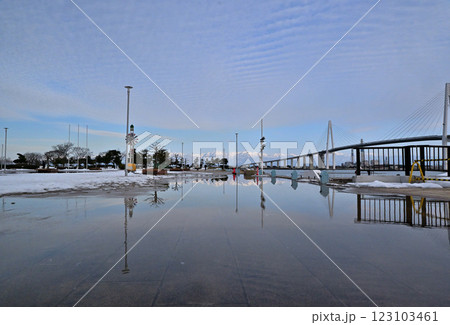 水面に映り込む立山連峰　海王丸パーク 123103461