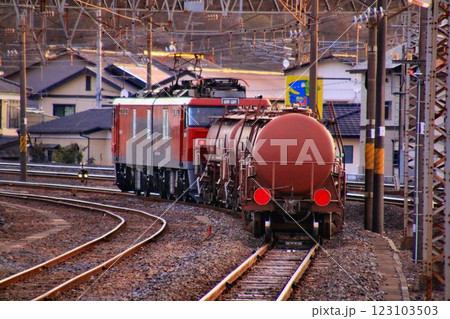 終焉が近づく伝統の貨物列車『安中貨物』 ～電気機関車EH500牽引 123103503