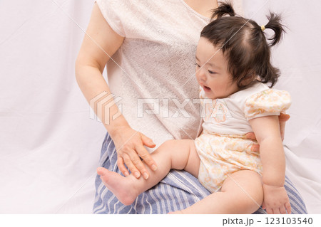 【おばあさんに抱っこさってるツインテールの赤ちゃん】 123103540