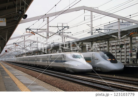 【JR東海・JR西日本】N700系「のぞみ」と700系「こだま」(山陽新幹線:姫路駅) 【JR東海・JR西日本】N700系「のぞみ」と700系「こだま」(山陽新幹線:姫路駅) 123103779