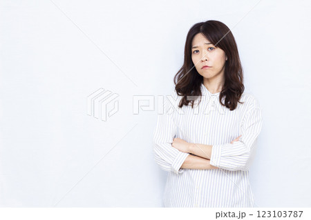 真剣に悩んでいる女性 真剣に悩んでいる女性 123103787