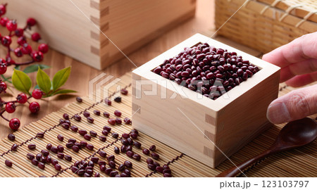 枡に盛った小豆 北海道産 123103797