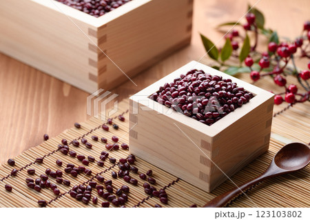 枡に盛った小豆 北海道産 枡に盛った小豆 北海道産 123103802
