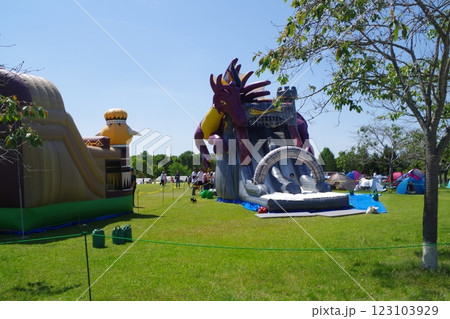 備北丘陵公園大芝広場の遊戯施設 123103929