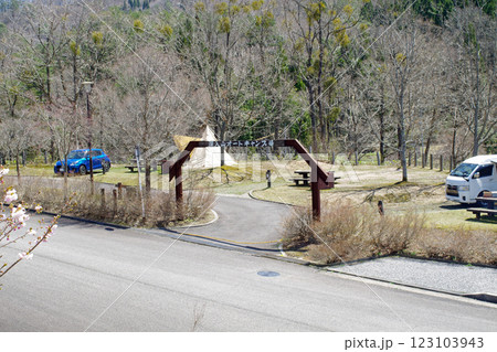 春まだ浅い深入山のオートキャンプ場の景色 123103943