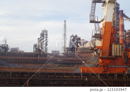 北九州工業地帯の製鉄所の景色 123103947