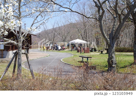 春まだ早い深入山オートキャンプ場の景色 春まだ早い深入山オートキャンプ場の景色 123103949
