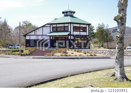 深入山ビジターハウス建物の景色 123103951