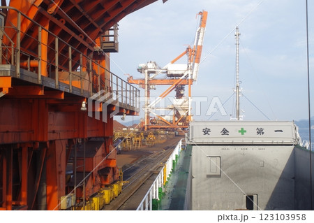 九州製鉄所のクレーンと貨物艙の景色 九州製鉄所のクレーンと貨物艙の景色 123103958