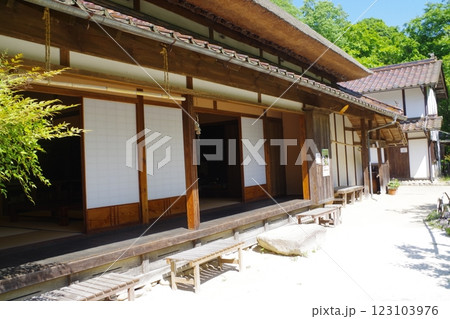 備北丘陵公園古民家の景色 備北丘陵公園古民家の景色 123103976