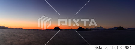 夕暮れを背景に美しい八代港と島々風景　八代港(八代市) 123103984