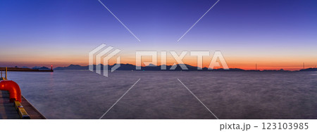 夕暮れを背景に美しい八代港と島々風景　八代港(八代市) 123103985