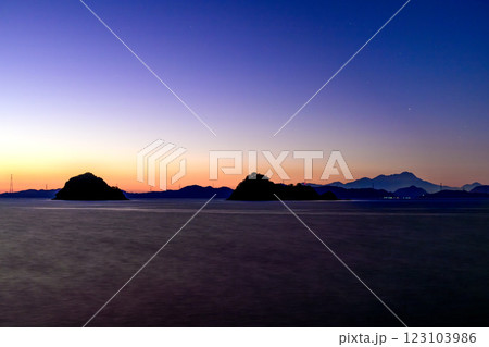 夕暮れを背景に美しい八代港と島々風景　八代港(八代市) 123103986