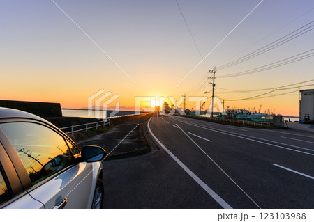 夕陽を背景に映えるドライブ道路風景 八代港(八代市) 夕陽を背景に映えるドライブ道路風景 八代港(八代市) 123103988