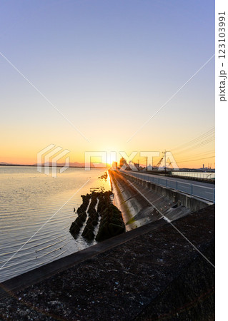美しい夕焼けを背景にドライブ道路風景　八代港(八代市) 123103991