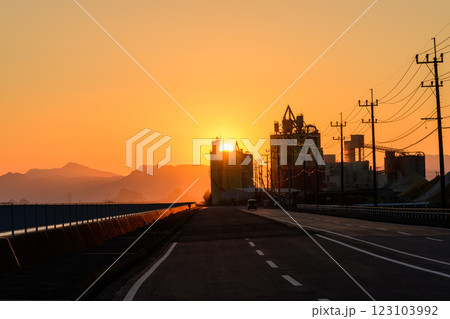 夕焼けドライブ道路風景と夕焼け工業地帯風景　八代港(八代市) 123103992