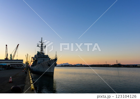 夕焼けを背景に巡視船・海上船風景「艦船・艦艇・船艇・舟艇」 八代港(八代市) 夕焼けを背景に巡視船・海上船風景「艦船・艦艇・船艇・舟艇」 八代港(八代市) 123104126