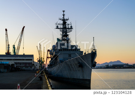 夕焼けを背景に巡視船・海上船風景「艦船・艦艇・船艇・舟艇」　八代港(八代市) 123104128