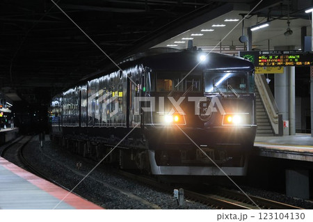 【JR西日本】117系 特急「WEST EXPRESS 銀河」(JR京都線:新大阪駅) 【JR西日本】117系 特急「WEST EXPRESS 銀河」(JR京都線:新大阪駅) 123104130