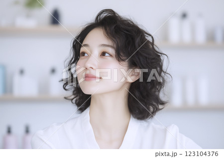 横を見る美しい女性 横を見る美しい女性 123104376