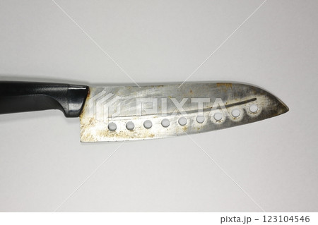 錆びて刃がボロボロの包丁 123104546