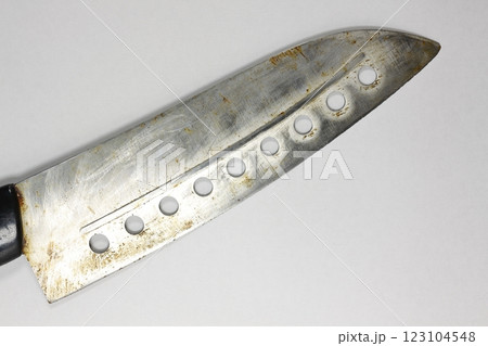 錆びて刃がボロボロの包丁 123104548