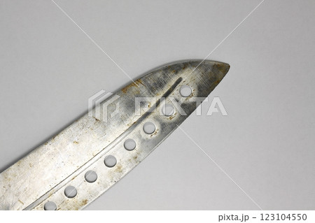 錆びて刃がボロボロの包丁 123104550