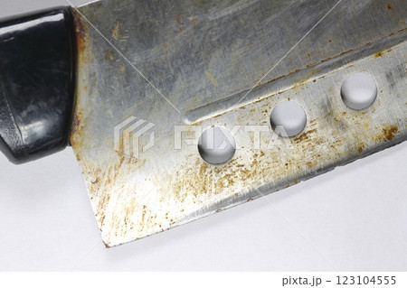 錆びて刃がボロボロの包丁 123104555