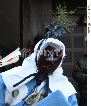 神事で天狗の面をかぶる人 123104780