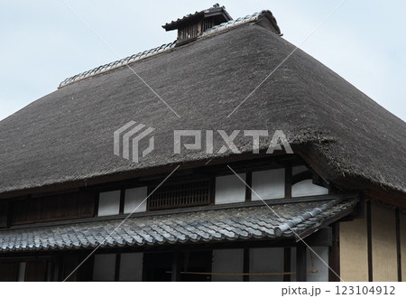 茅葺屋根の古民家 茅葺屋根の古民家 123104912