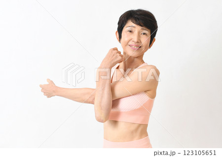 笑顔で上半身のストレッチをする中高年女性 123105651