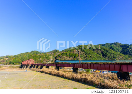 肥薩おれんじ鉄道線 球磨川橋梁 遙拝八の字広場「はくはいはちのじひろば」熊本県八代市渡町 肥薩おれんじ鉄道線 球磨川橋梁 遙拝八の字広場「はくはいはちのじひろば」熊本県八代市渡町 123105731