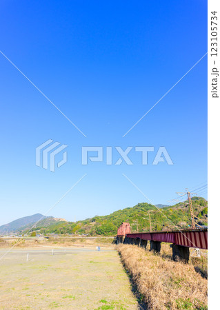 肥薩おれんじ鉄道線  球磨川橋梁     　遙拝八の字広場「はくはいはちのじひろば」熊本県八代市渡町 123105734