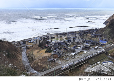 冬の信越本線を走る特急「しらゆき」 123105754