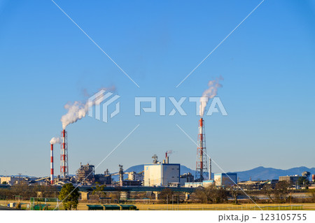 広場から観える製紙工場の煙突風景　遙拝八の字広場「はくはいはちのじひろば」熊本県八代市渡町 123105755