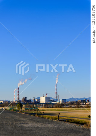 広場から観える製紙工場の煙突風景　遙拝八の字広場「はくはいはちのじひろば」熊本県八代市渡町 123105756