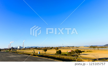 広場から観える製紙工場の煙突風景 遙拝八の字広場「はくはいはちのじひろば」熊本県八代市渡町 広場から観える製紙工場の煙突風景 遙拝八の字広場「はくはいはちのじひろば」熊本県八代市渡町 123105757