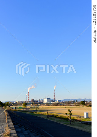 広場から観える製紙工場の煙突風景 遙拝八の字広場「はくはいはちのじひろば」熊本県八代市渡町 広場から観える製紙工場の煙突風景 遙拝八の字広場「はくはいはちのじひろば」熊本県八代市渡町 123105759