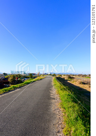 広場から観える製紙工場の煙突風景　遙拝八の字広場「はくはいはちのじひろば」熊本県八代市渡町 123105761