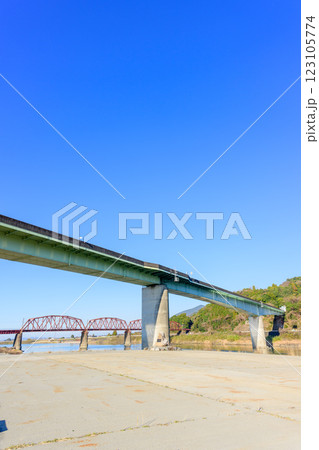 肥薩おれんじ鉄道線 球磨川橋梁 遙拝八の字広場「はくはいはちのじひろば」熊本県八代市渡町 肥薩おれんじ鉄道線 球磨川橋梁 遙拝八の字広場「はくはいはちのじひろば」熊本県八代市渡町 123105774