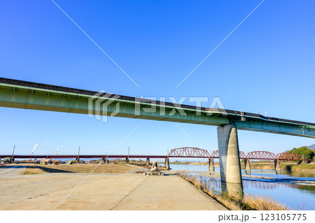 肥薩おれんじ鉄道線  球磨川橋梁     　遙拝八の字広場「はくはいはちのじひろば」熊本県八代市渡町 123105775