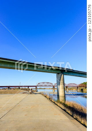 肥薩おれんじ鉄道線 球磨川橋梁 遙拝八の字広場「はくはいはちのじひろば」熊本県八代市渡町 肥薩おれんじ鉄道線 球磨川橋梁 遙拝八の字広場「はくはいはちのじひろば」熊本県八代市渡町 123105776