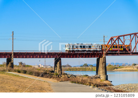肥薩おれんじ鉄道線 球磨川橋梁 遙拝八の字広場「はくはいはちのじひろば」熊本県八代市渡町 肥薩おれんじ鉄道線 球磨川橋梁 遙拝八の字広場「はくはいはちのじひろば」熊本県八代市渡町 123105809