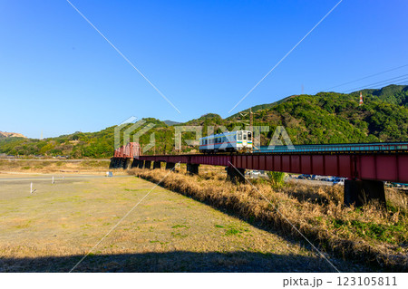 肥薩おれんじ鉄道線 球磨川橋梁 遙拝八の字広場「はくはいはちのじひろば」熊本県八代市渡町 肥薩おれんじ鉄道線 球磨川橋梁 遙拝八の字広場「はくはいはちのじひろば」熊本県八代市渡町 123105811