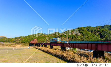 肥薩おれんじ鉄道線 球磨川橋梁 遙拝八の字広場「はくはいはちのじひろば」熊本県八代市渡町 肥薩おれんじ鉄道線 球磨川橋梁 遙拝八の字広場「はくはいはちのじひろば」熊本県八代市渡町 123105812