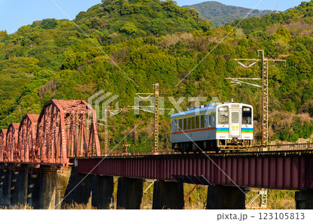 肥薩おれんじ鉄道線  球磨川橋梁     　遙拝八の字広場「はくはいはちのじひろば」熊本県八代市渡町 123105813