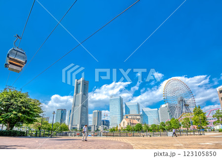横浜みなとみらいの都市風景　運河パーク　ロープウェイとランドマークタワーと観覧車 123105850