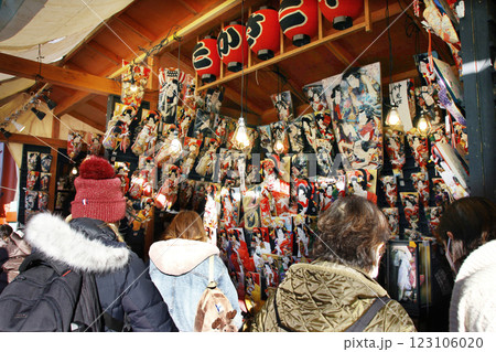 年末のイベント、羽子板市は下町文化が色濃く。孫や子のために羽子板を求める人とイベントを楽しむ人と 年末のイベント、羽子板市は下町文化が色濃く。孫や子のために羽子板を求める人とイベントを楽しむ人と 123106020