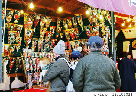 年末のイベント、羽子板市は下町文化が色濃く。孫や子のために羽子板を求める人とイベントを楽しむ人と 123106021