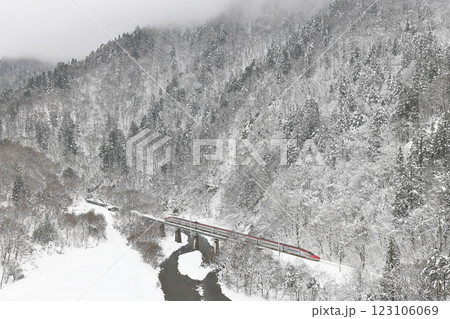 雪景色の秋田新幹線 雪景色の秋田新幹線 123106069